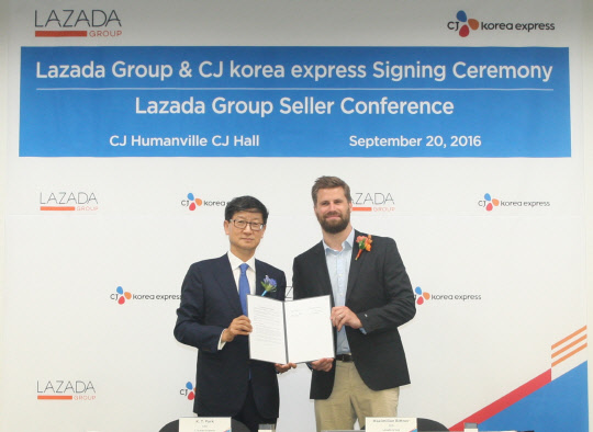 20일 서울 필동로 CJ인재원에서 열린 CJ대한통운과 동남아 1위 전자상거래 업체 라자다 그룹과의 국제특송 계약행사에서 박근태 CJ대한통운 대표(왼쪽)와 맥시밀리언 비트너 라자다 그룹 회장이 계약서에 서명한 뒤 기념촬영을 하고 있다.  CJ대한통운 제공